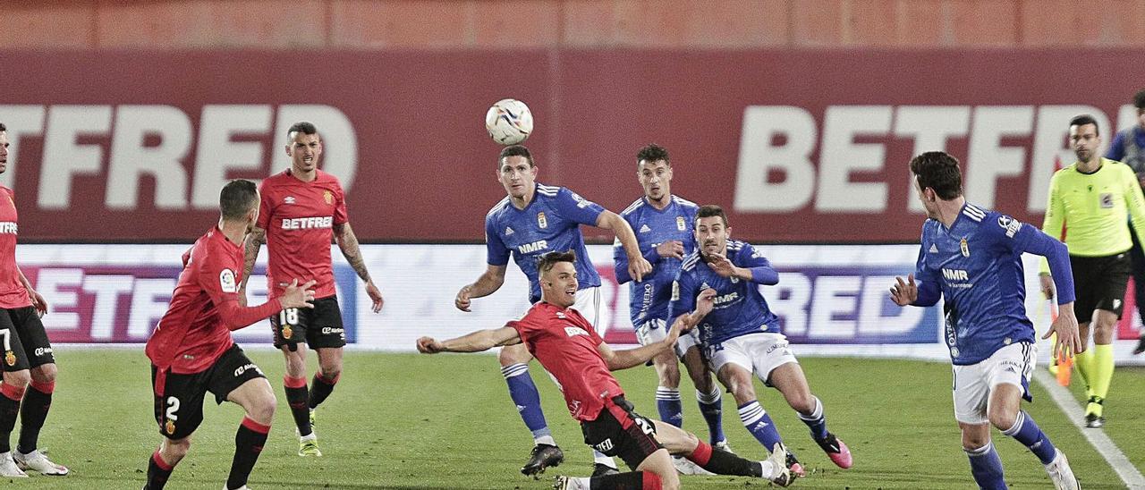 Valjent despeja anteuna maraña de jugadores del Oviedo.