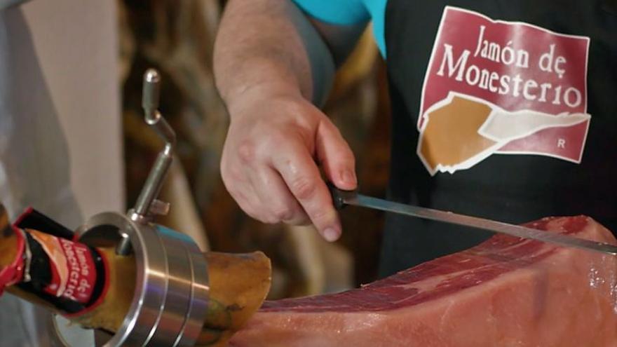 Corte de Jamón de Monesterio en un fotograma del documental