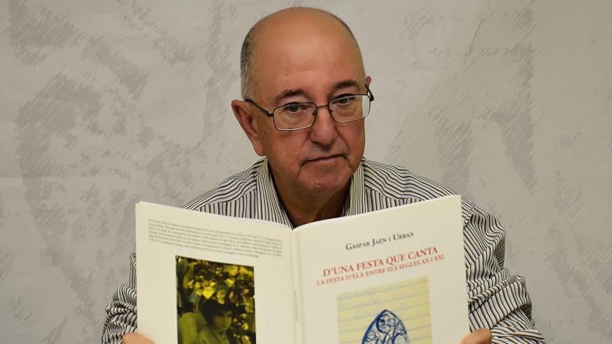 El ilicitano Gaspar Jaén con uno de sus libros