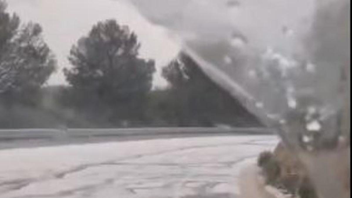 Así ha quedado el port de Canalis, entre Onil y Banyeres, tras una intensa granizada esta tarde.