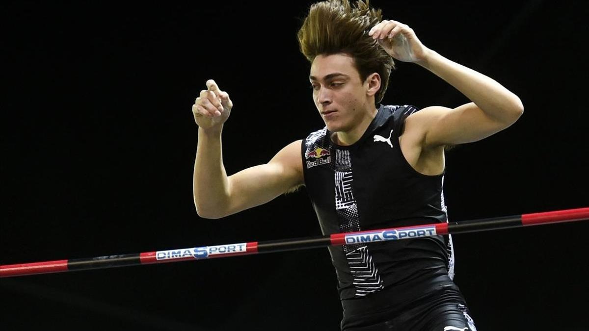 Armand Duplantis supera el listón en la competición de Lievin, en Francia