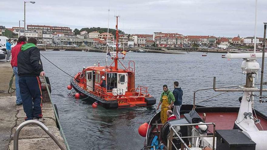 Imagen de archivo de la Salvamar Sargadelos tras remolcar a puerto un barco pesquero averiado. // Abella