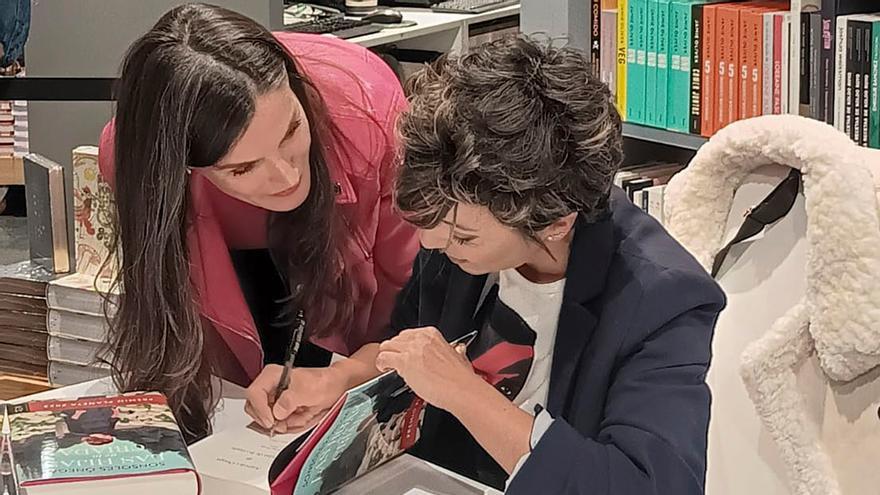 La reina Letizia sorprende a Sonsoles Ónega en su firma de libros