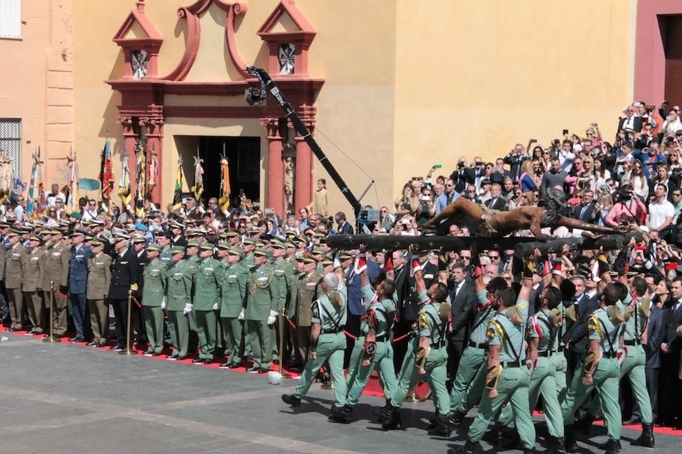 Jueves Santo de 2016 | Desembarco de la Legión y traslado de Mena