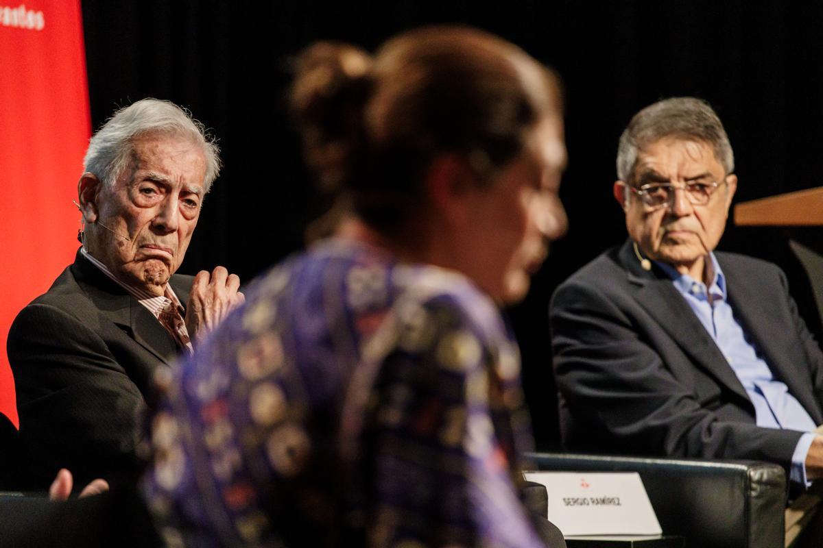 Un momento del coloquio entre Vargas Llosa (izda.), Sergio Ramírez y Pilar Reyes, directora editorial de Alfaguara.