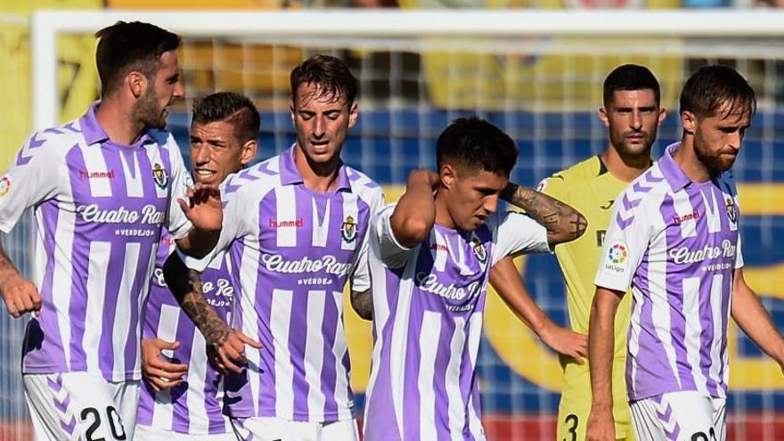 Los jugadores del Valladolid celebran el gol de Leo Suárez.