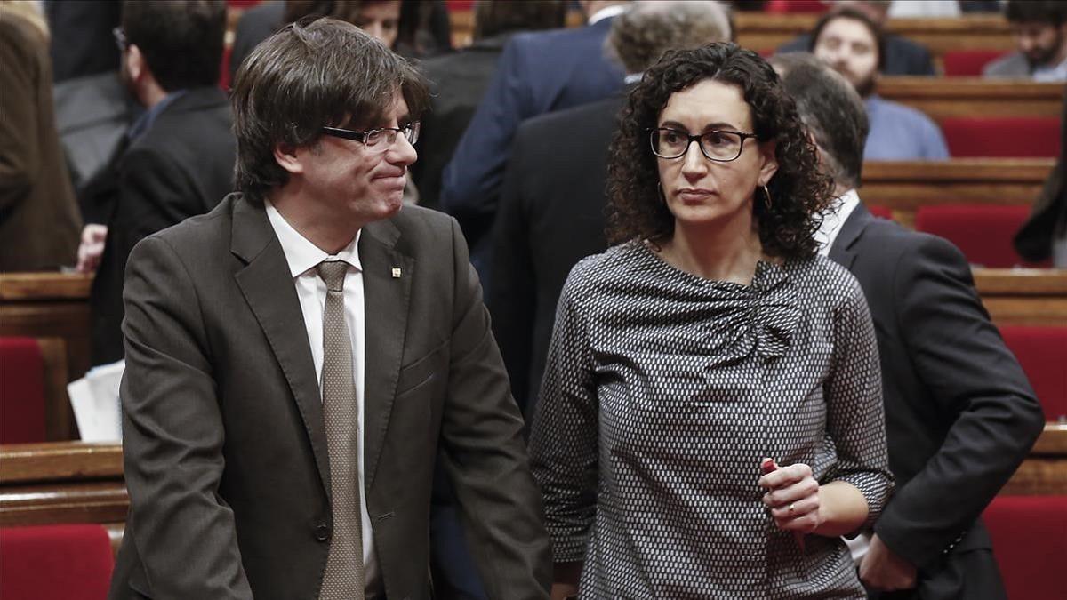 Carles Puigdemont y Marta Rovira, en el hemiciclo del Parlament.