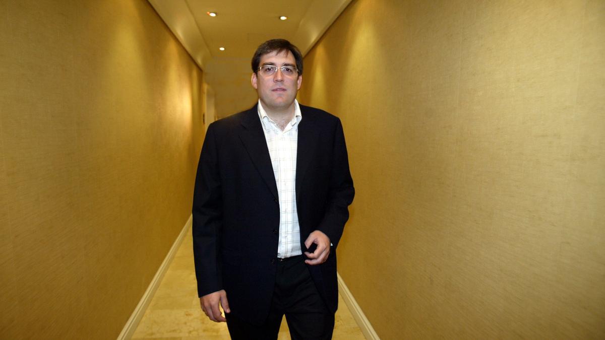 Reynaldo Benito, camino de su primera rueda de prensa como presidente en 2007.