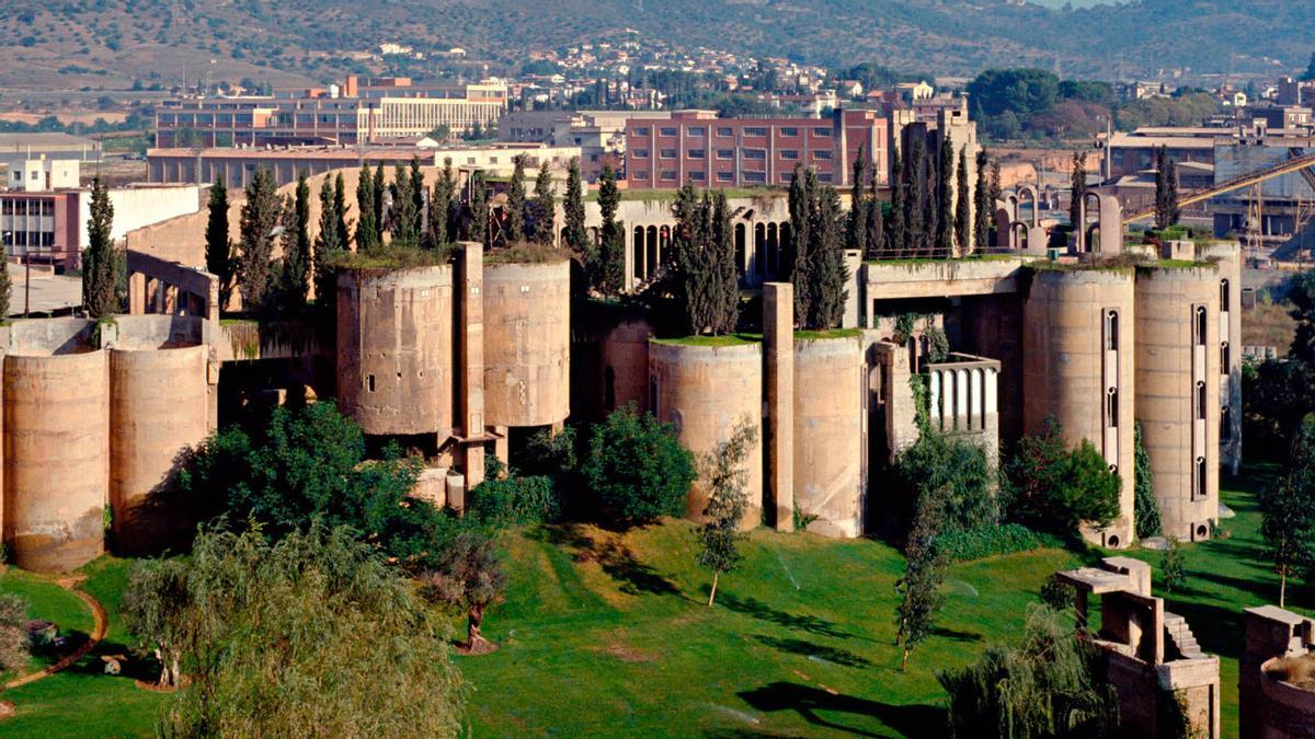 La Fábrica, edificio que alberga el estudio de Ricardo Bofill, Taller d'Arquitectura, e y su domicilio particular.