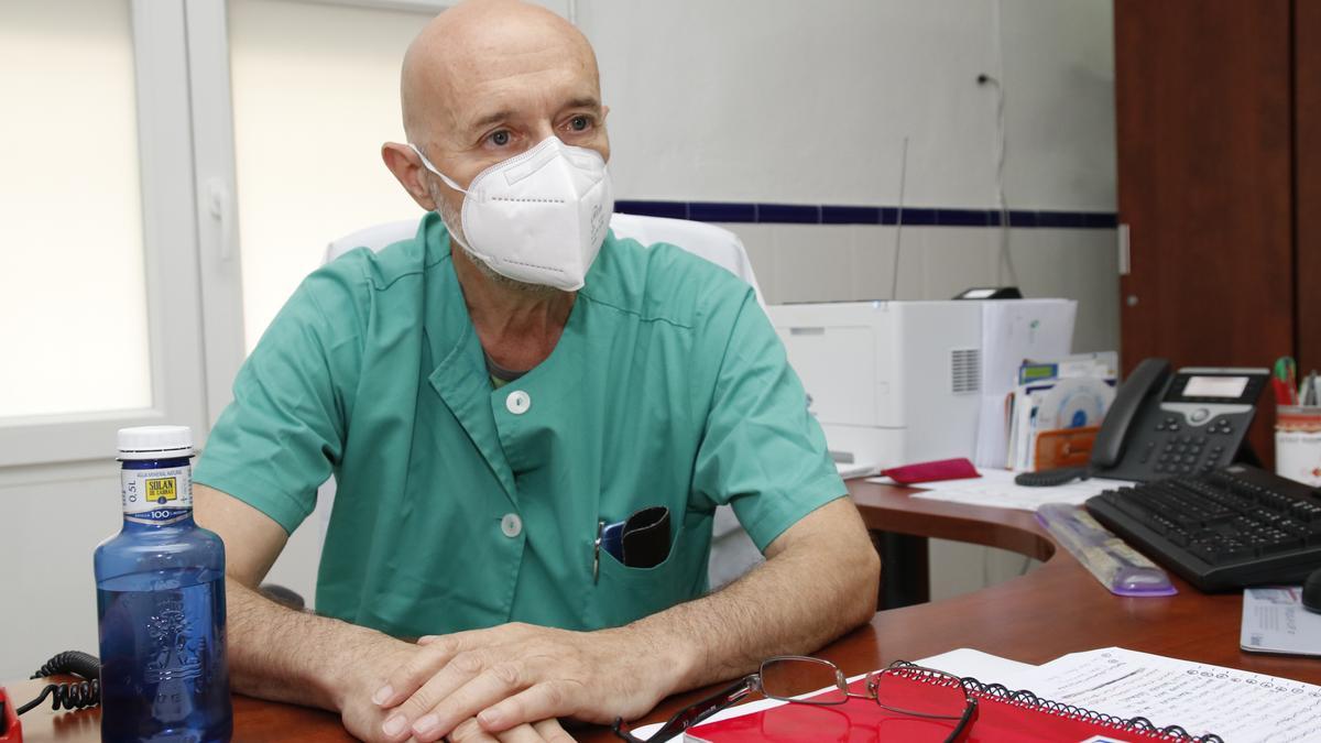 Carlos Díaz lleva 35 años pasando consulta en Acebo, una localidad de 580 habitantes en la Sierra de Gata.