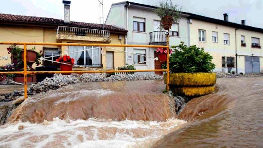 El río Saja, desbordado ayer en Caranceja (Cantabria).