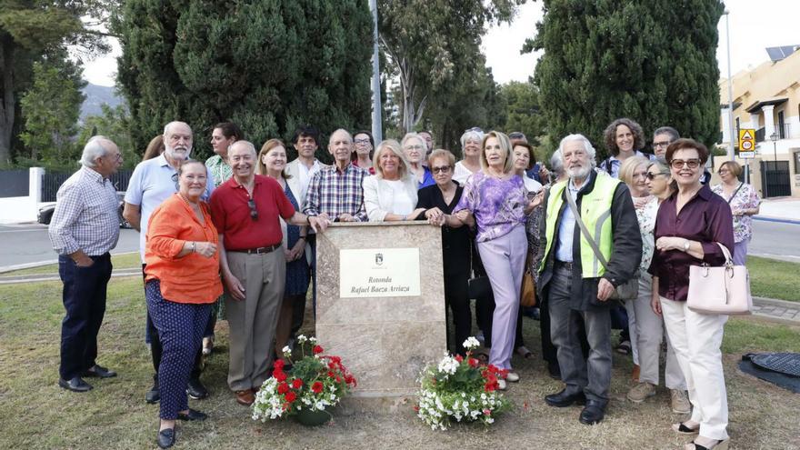 Familiares de Rafael Baeza, en la rotonda de Trapiche Norte que lleva su nombre.