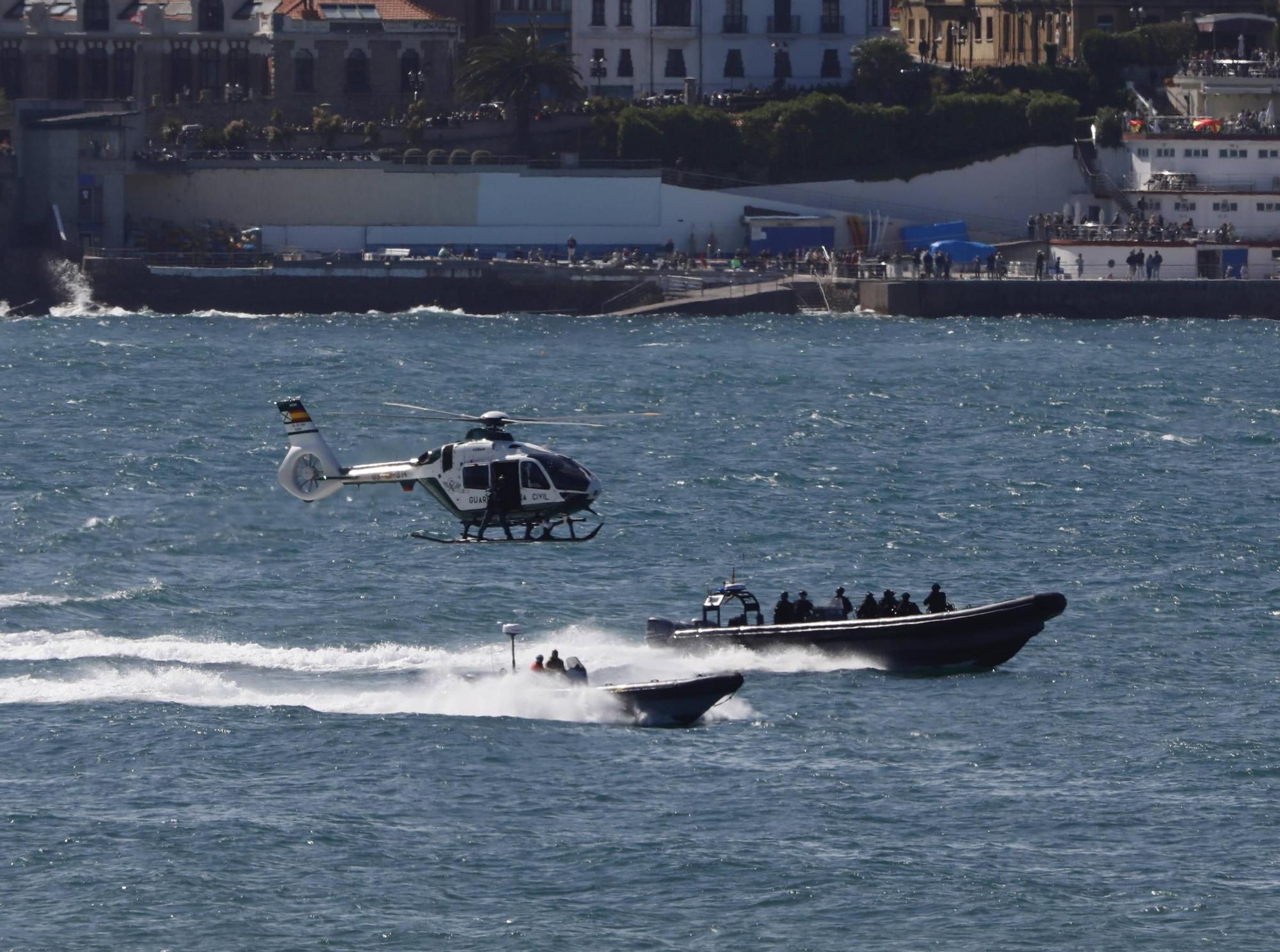 EN IMÁGENES: Así fue la revista naval  del Rey Felipe VI y la exhibición aérea en Gijón por el Día de las Fuerzas Armadas