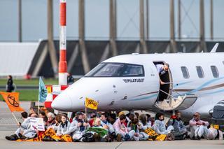 Más de 150 activistas climáticos, detenidos por encadenarse a un avión y bloquear la pista del aeropuerto de Ámsterdam