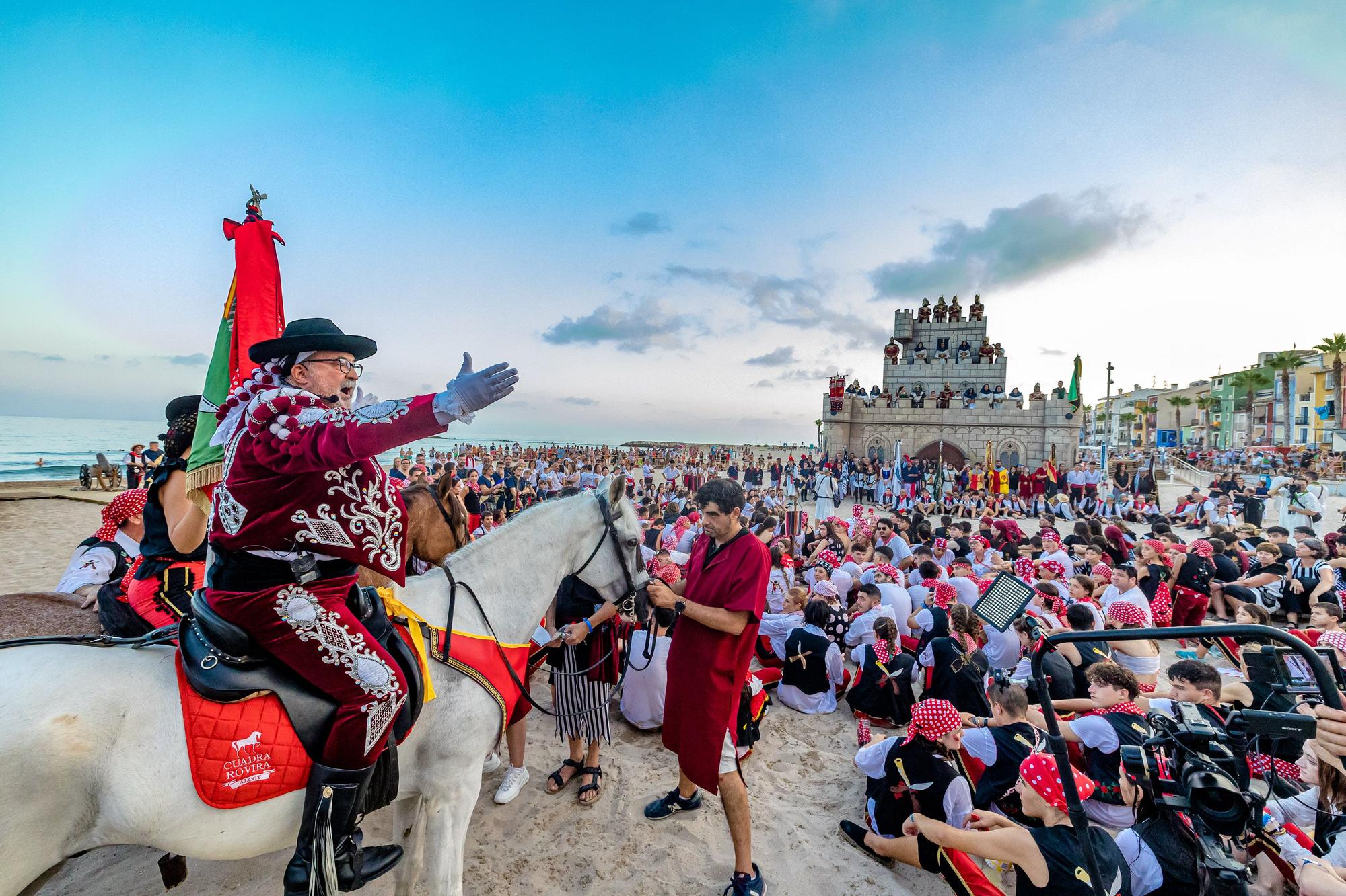 Fiestas de La Vila. Así ha sido el Alijo y la Embajada Contrabandista en la Playa.