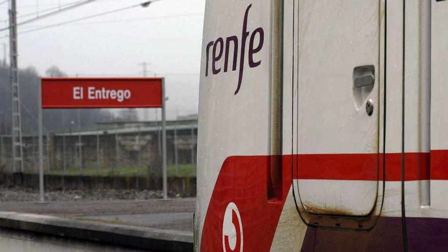 Un tren de cercanías a la altura de la estación de Renfe en El Entrego.