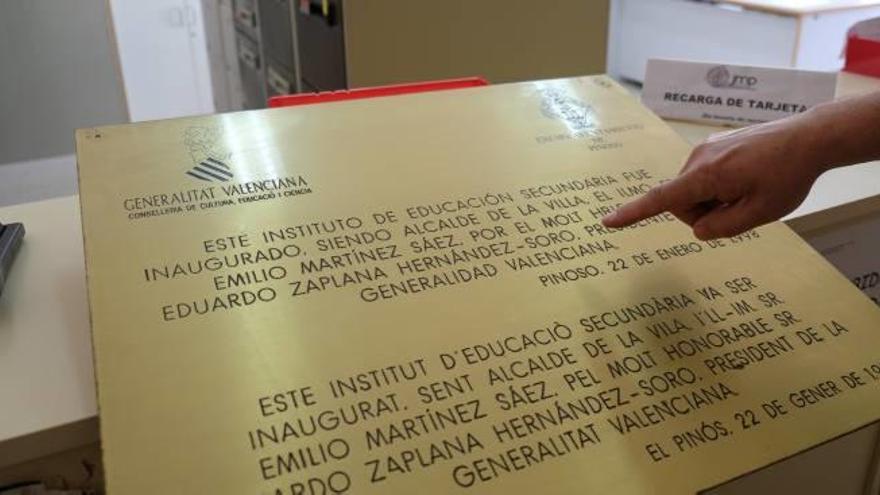 La placa fue retirada en junio tras el encarcelamiento de Zaplana por el caso Erial.