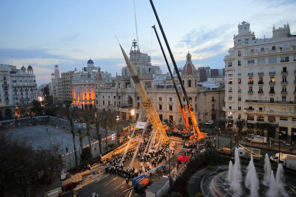 .300 personas ayudaron al artista Manolo García a levantar "al tombe"a falla de la plaza del Ayuntamiento. Con este acto singular se alzó la falla mas alta de la historia. Con el nombre de "Valencia ca la Trava" tenía como elemento principal la torre de comunicaciones que proyectó el arquitecto Calatrava pero nunca se llegó a ejectuar.