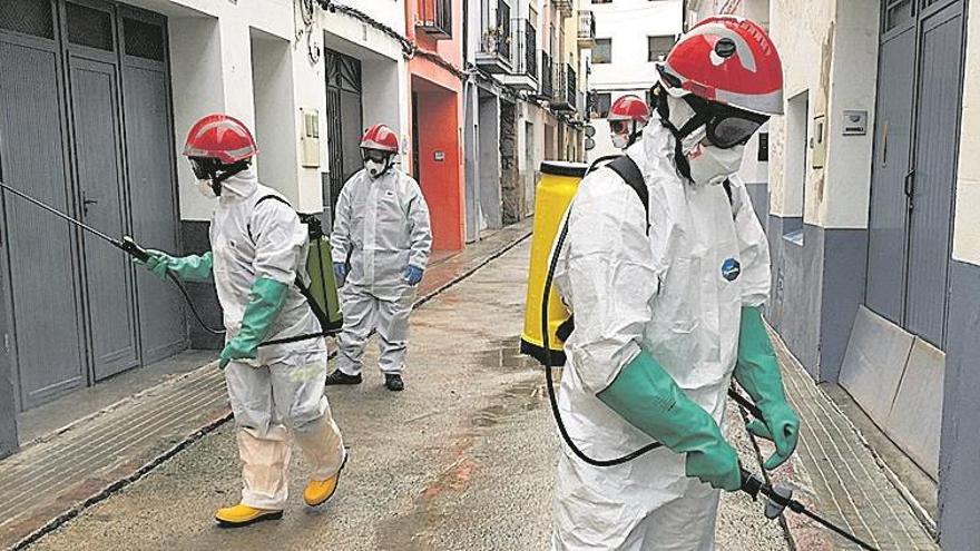 Bomberos de la diputación limpian las calles de suera