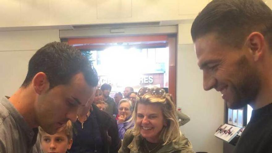 Hierro y Butragueño, en los extremos, ayer en Casa Lobato. A la derecha, Linares y Rocha, firmando autógrafos.