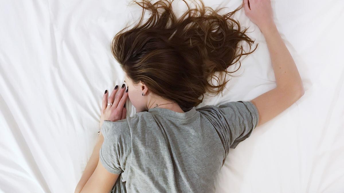 El uso del ventilador durante la noche puede ayudarte a dormir mejor