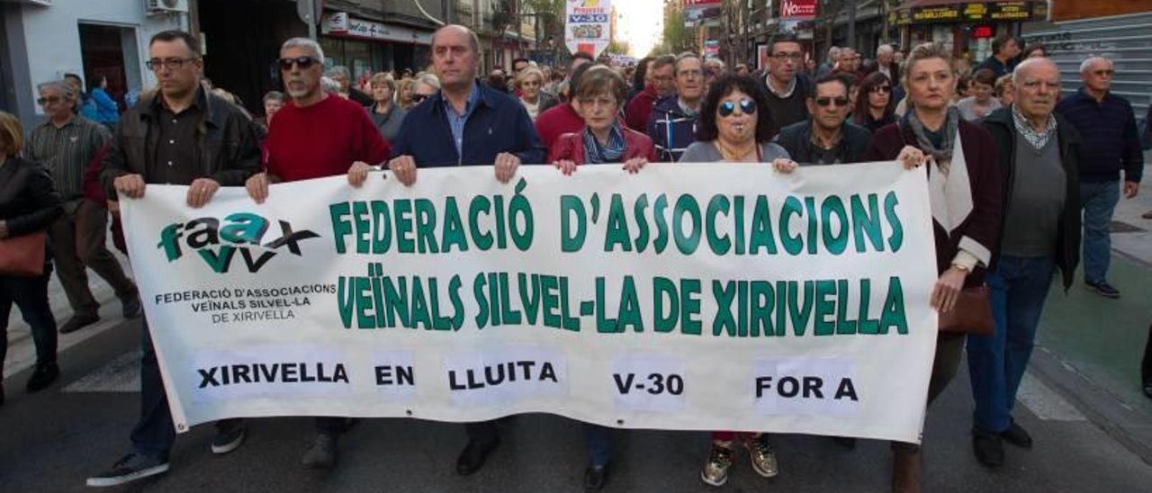 Manifestación en Xirivella contra el proyecto de ampliación de la V-30.