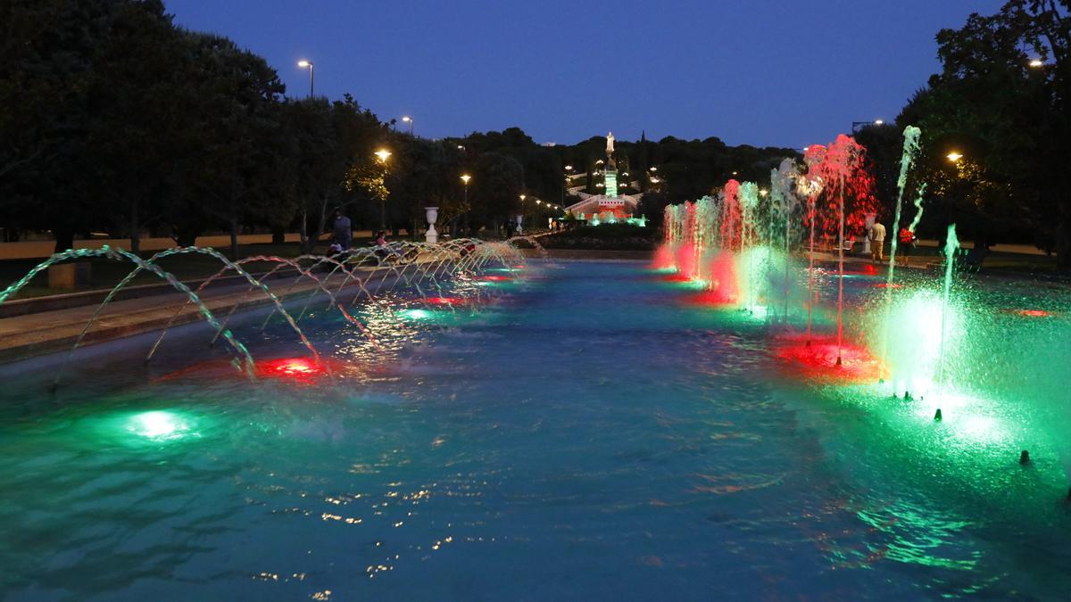 La fuentes del Parque Grande José Antonio Labordeta de Zaragoza iluminada con los colores de la bandera de Afganistán.