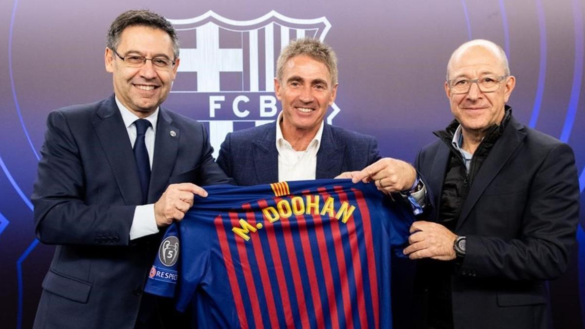 Josep María Bartomeu y el exvicepresidente Manel Arroyo obsequiaron ayer a Mick Doohan con una camiseta del Barça.