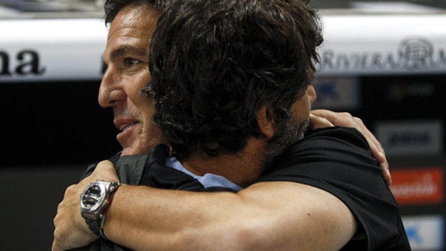 Eduardo Berizzo se abraza con Sánchez Flores al principio del partido. // EFE