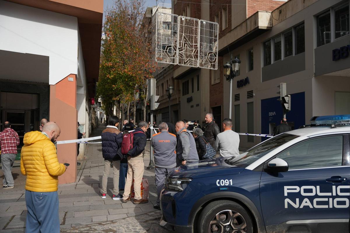 Fotogalería | Exterior del edificio de la Diputación de Badajoz, desalojado por un aviso de bomba