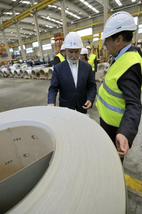 Víctor Audera y Sandra Velarde visitan la factoría de Asla en Villallana