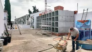 El ayuntamiento de Monesterio instala 124 nichos prefabricados en el cementerio municipal