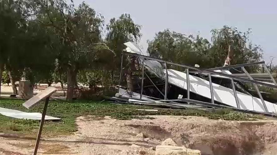 El viento arranca el techo del almacén de la Alcudia