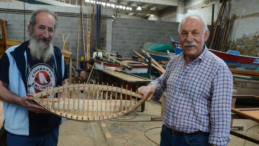 El presidente de Os Galos junto a Manuel González “Purro” con la maqueta del bote polbeiro que iban a construir.   | // GONZALO NÚÑEZ