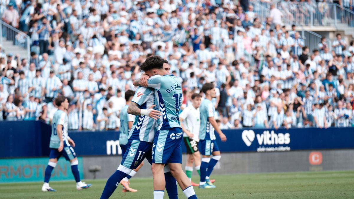 Joaquín y Larrubia se abrazan en el gol del '10' frente al Racing.