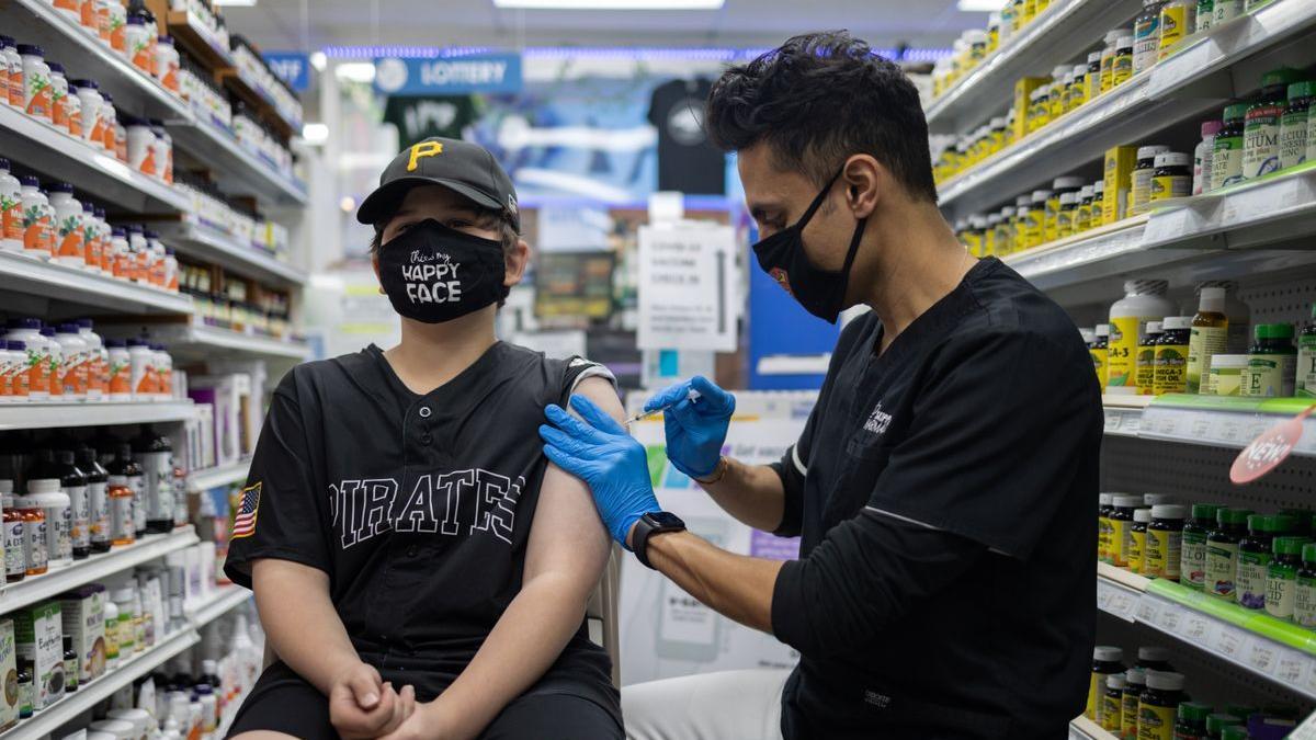 Ethan Glover, de 12 años, recibe la vacuna de Pfizer-BioNTech en Pennsylvania.