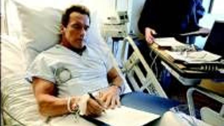 Schwarzenegger: El GOBERNADOR VUELVE AL TRABAJO EN EL HOSPITAL