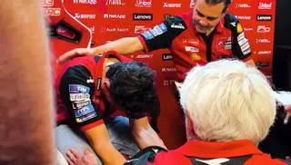 La emotiva charla en la que Márquez reveló su operación a su equipo: "Estoy pilotando con un brazo y medio"