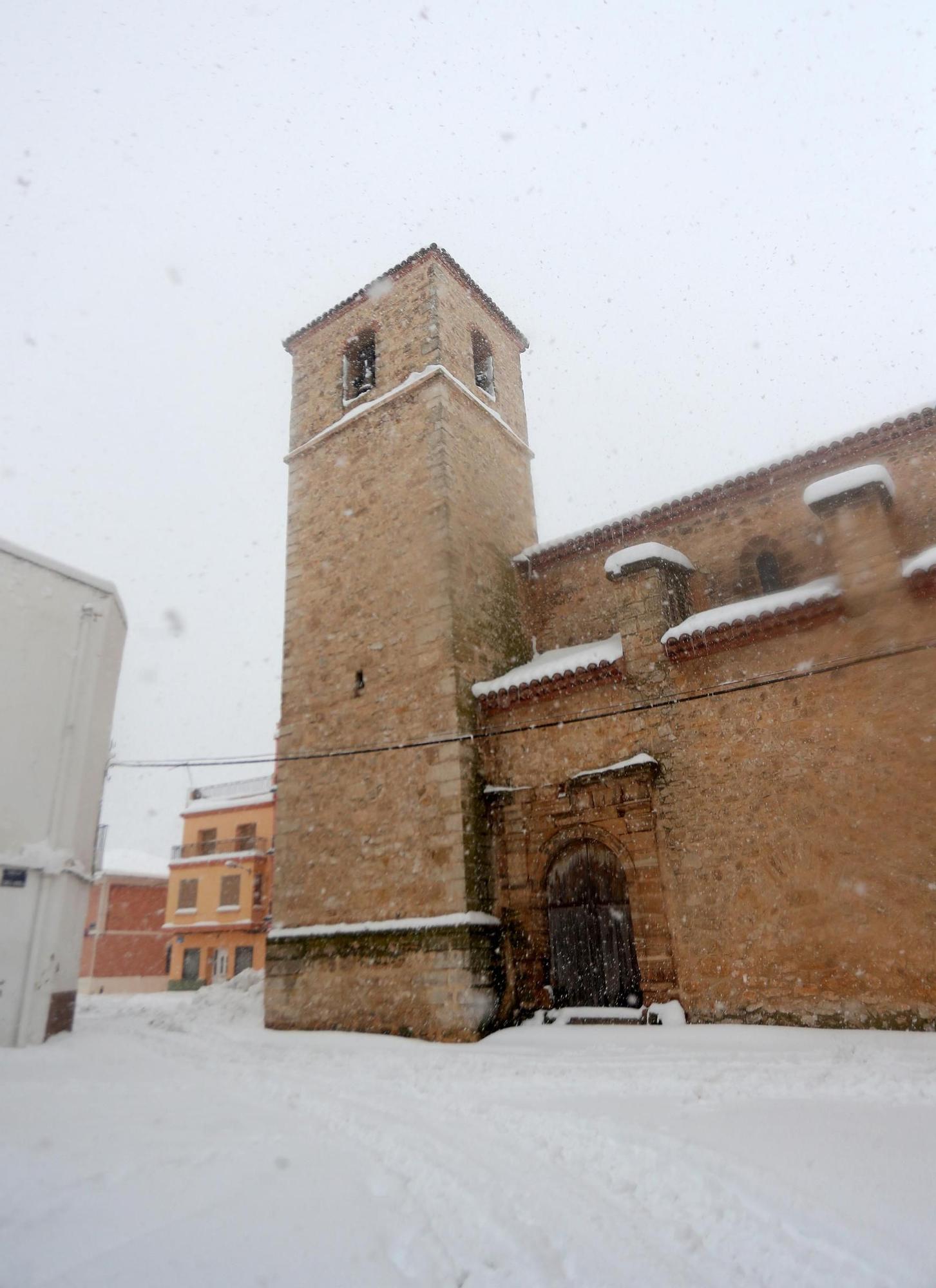 La nieve impide salir de casa en los pueblos del interior de la C. Valenciana