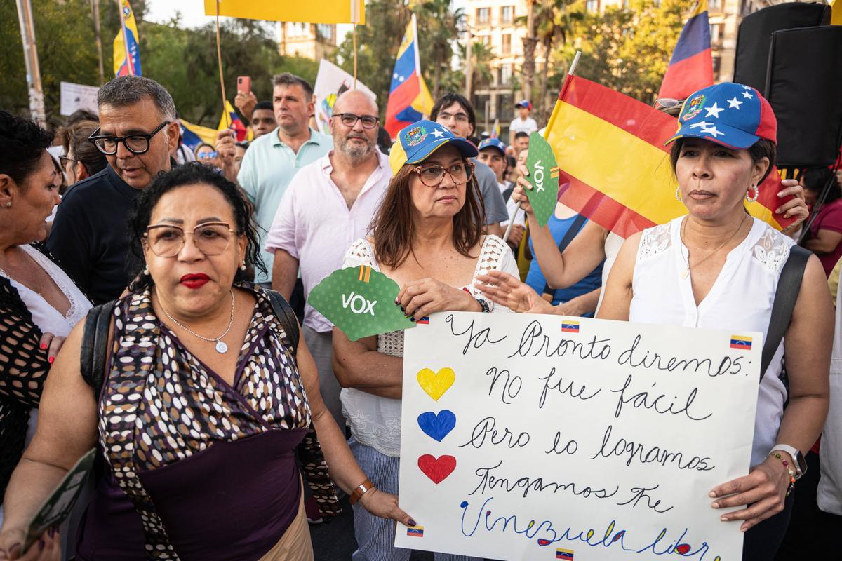 Barcelona. 03/08/2024. Internacional. Manifestación de venezolanos en Plaza Universitat por las elecciones del fin de semana pasado. AUTOR: Marc Asensio      Barcelona, Catalunya, España, Venezuela, venezolanos, manifestación, protesta, elecciones