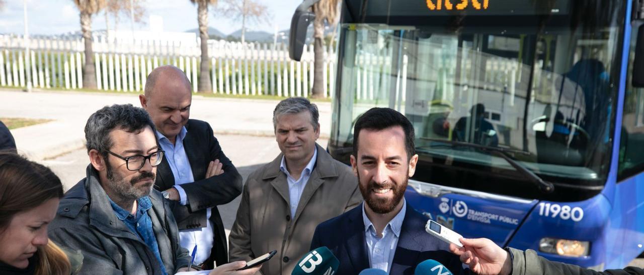 El vicepresidente Javier Torres, la semana pasada durante la presentación de los «nuevos» autobuses de segunda mano de ALSA. | VICENT MARÍ