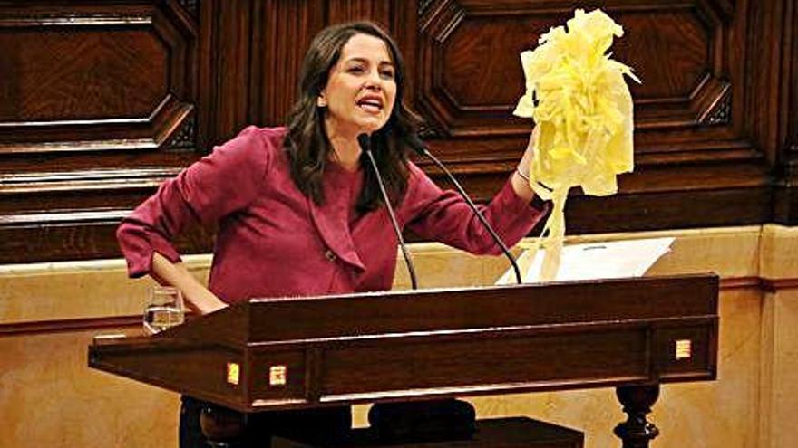 Inés Arrimadas exhibeix llaços grocs a l&#039;hemicicle