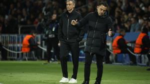 Luis Enrique y Xavi, durante el PSG-Barça en el Parque de los Príncipes.