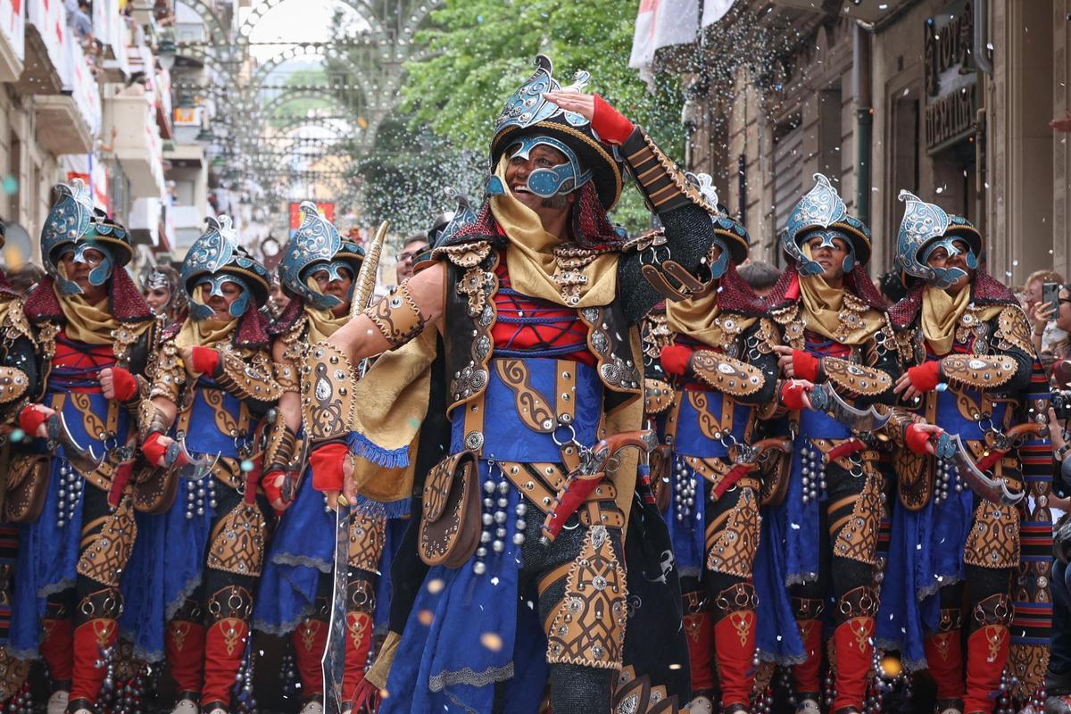 La Entrada Cristiana es un desfile majestuoso donde las tropas de la cruz hacen su entrada triunfal en la ciudad.