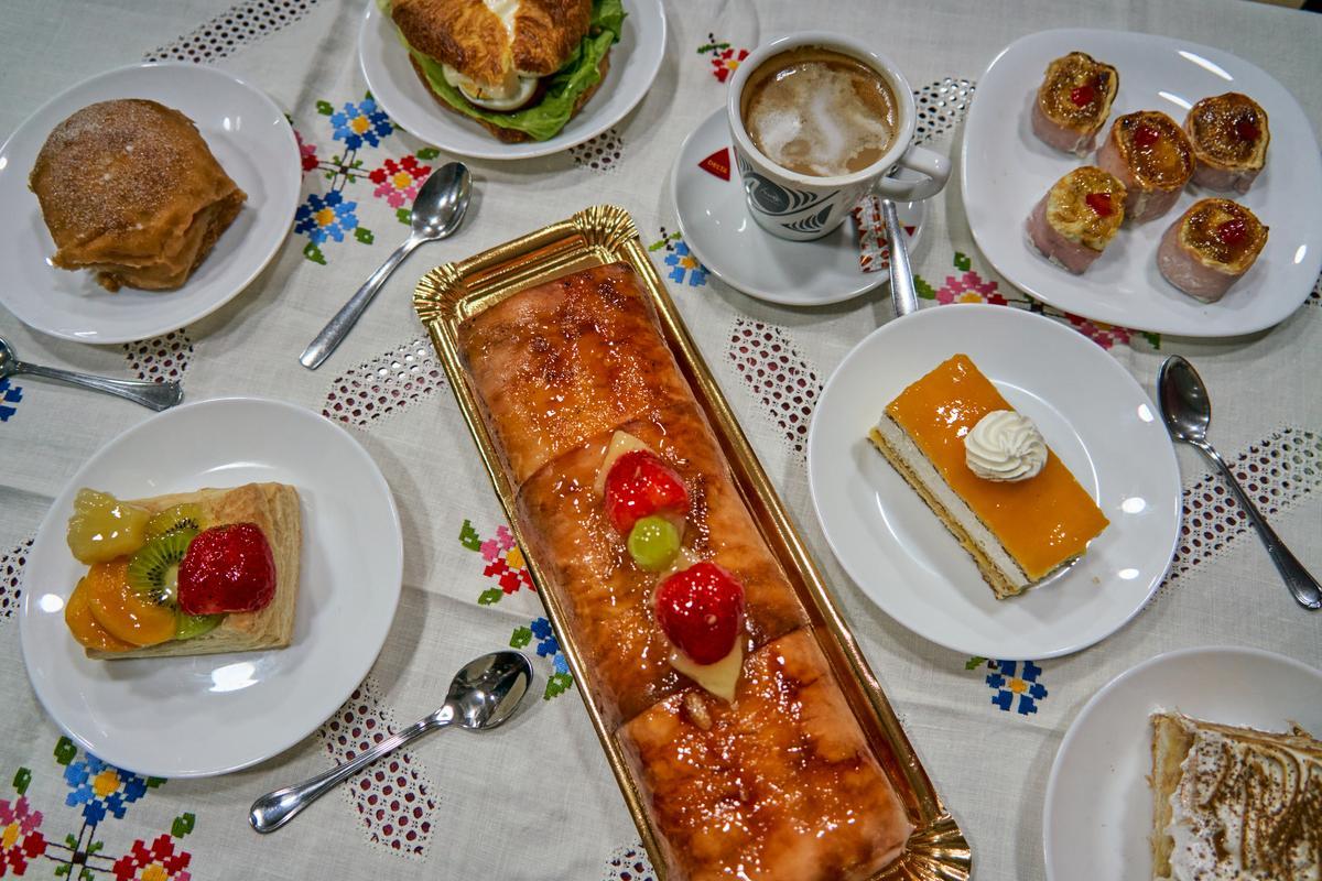 Un poco de todo en los excelentes desayunos  de la Pastelería Imperial.