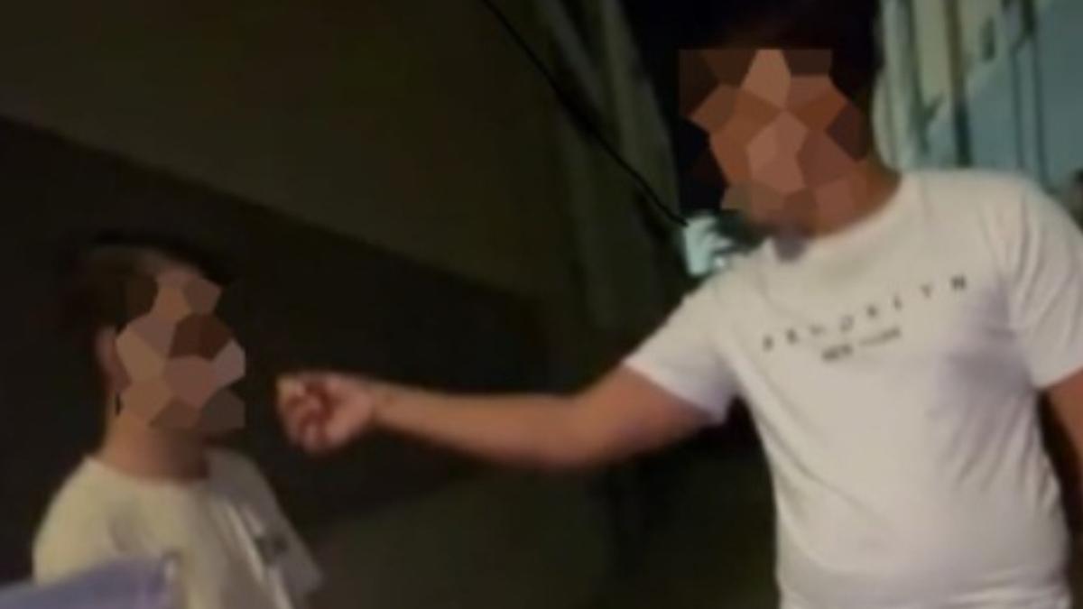 El presunto acosador obliga a la víctima a fumar, en un vídeo difundido en redes sociales