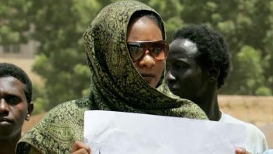 Liberada la periodista sudanesa condenada por llevar pantalones tras pagar la multa de 145 euros