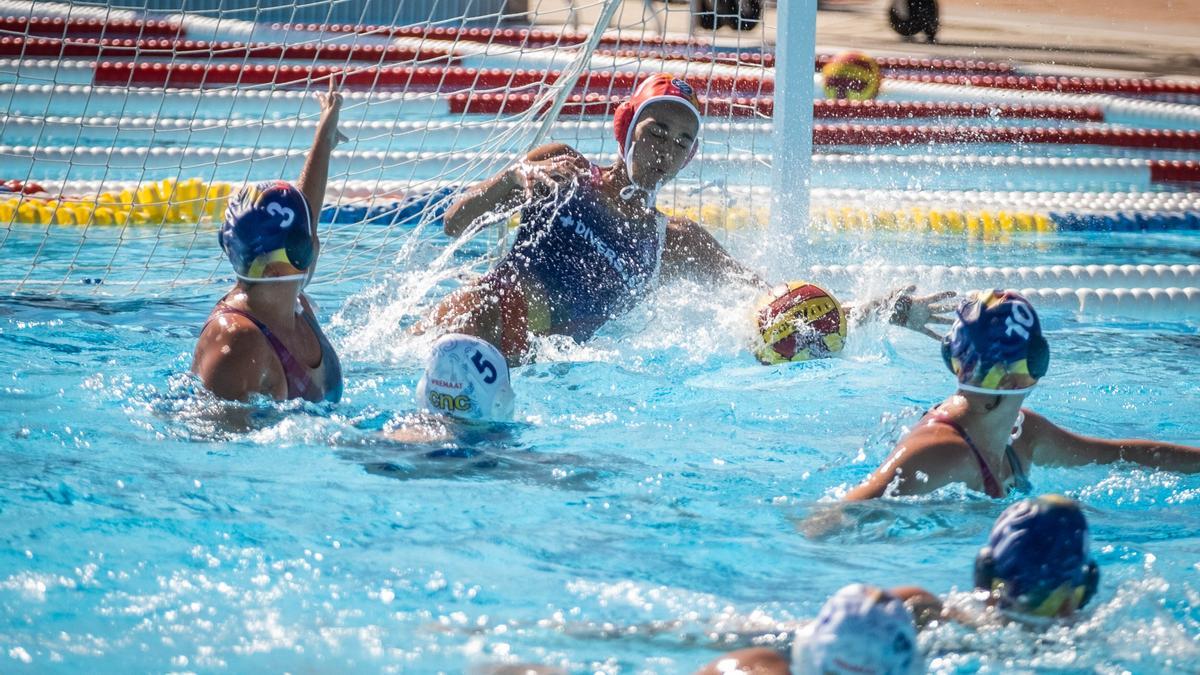 Jessica Gaudreault para un balón en un encuentro de la primera vuelta