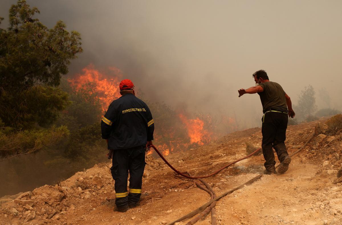 Incendio forestal cerca de Atenas, Grecia.