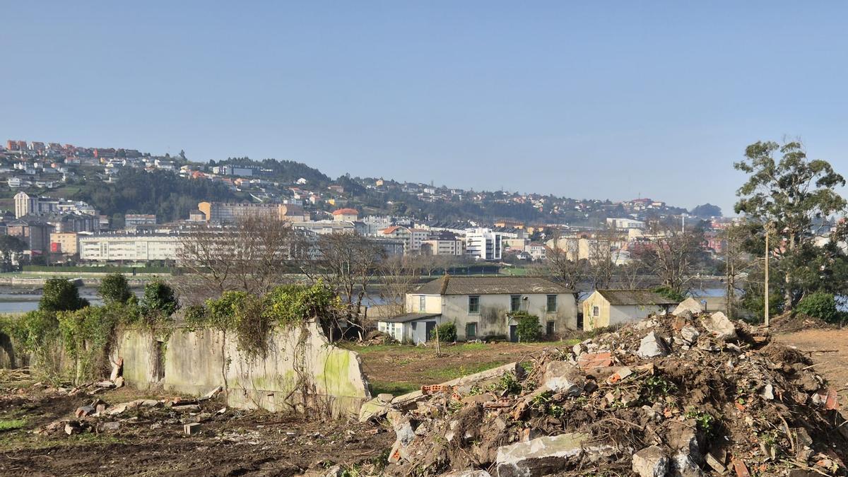 Nueva urbanización en Oleiros: las demoliciones llegan a los terrenos de A Xesteira
